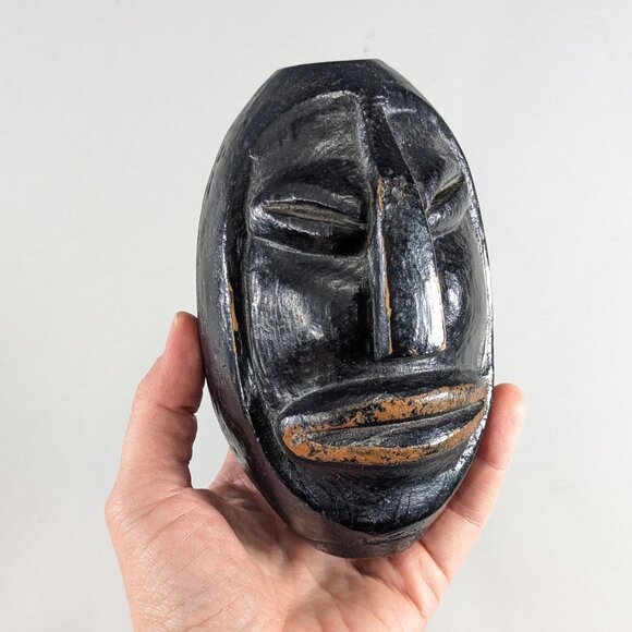 Hand carved wooden face bead signed Wally 68, vintage Folk Art - Picture 2 of 9